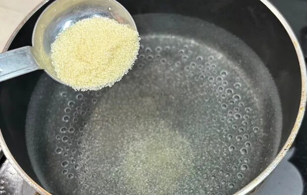 砂糖を入れて豚肉をゆでる写真