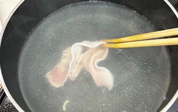砂糖を入れて豚肉をゆでる写真