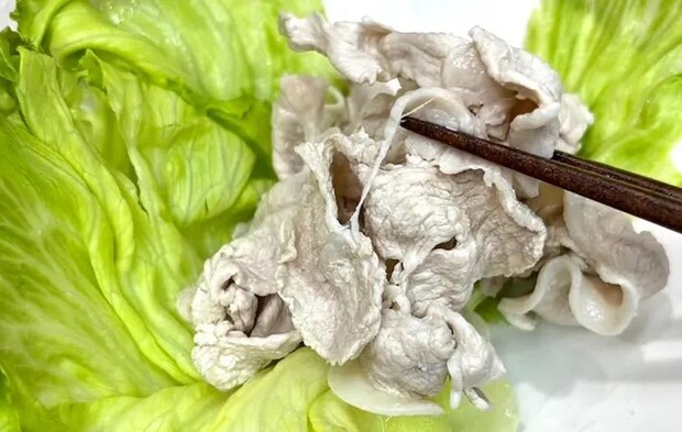 砂糖を入れてゆでた豚肉の写真