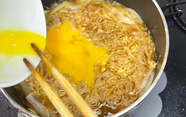 『焼き鳥缶の親子丼風チキラー』を作る写真