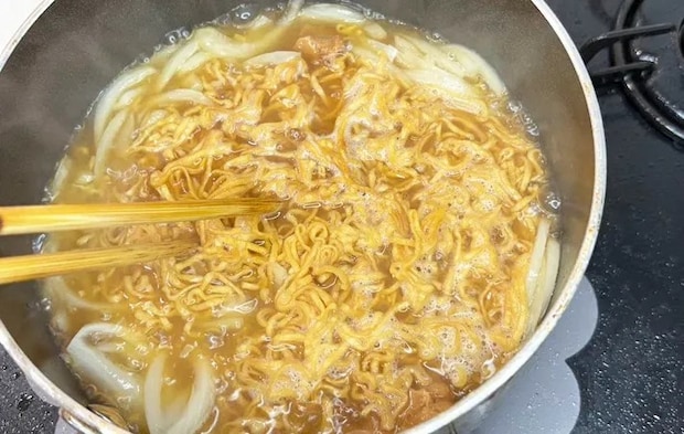 『焼き鳥缶の親子丼風チキラー』を作る写真