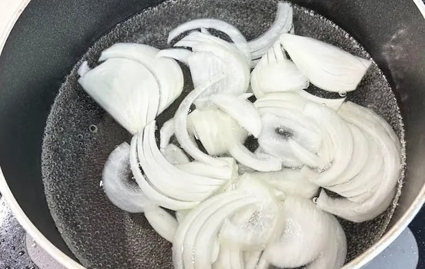 『焼き鳥缶の親子丼風チキラー』を作る写真