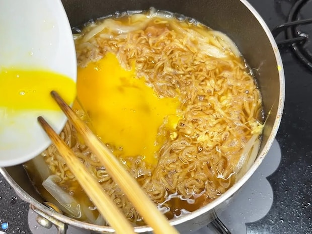 『チキンラーメン』に加えたのは…？　思わぬ食べ方に「超時短」「即席とは思えないコク」