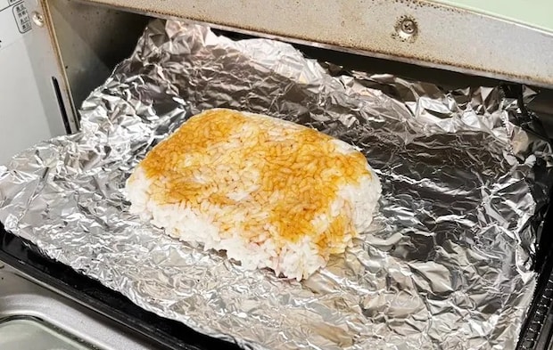 『パックごはん焼きおにぎり』を作る写真