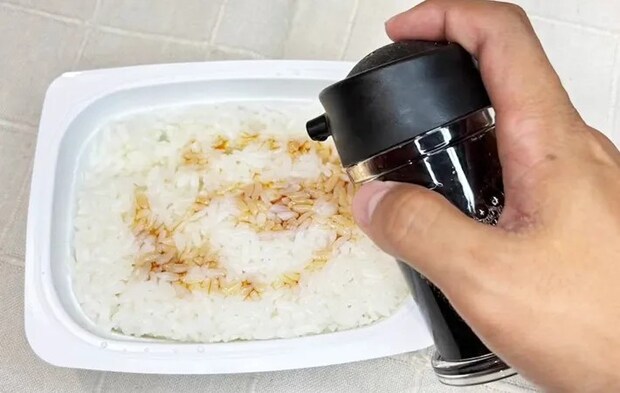 『パックごはん焼きおにぎり』を作る写真