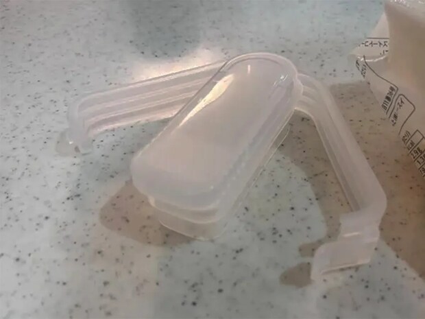 冷凍食品の保存がラクに！　110円の『袋キャップ』が優秀すぎて「輪ゴムもういらない」