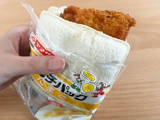 ファミチキとランチパックの写真（撮影：grape編集部）