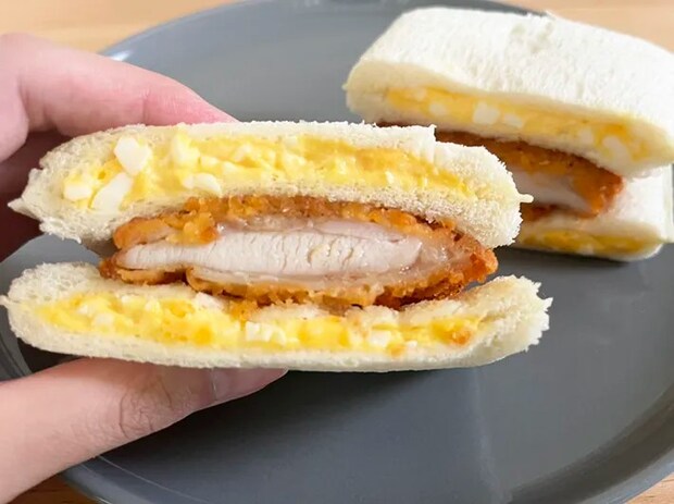 ファミチキとランチパックの写真（撮影：grape編集部）