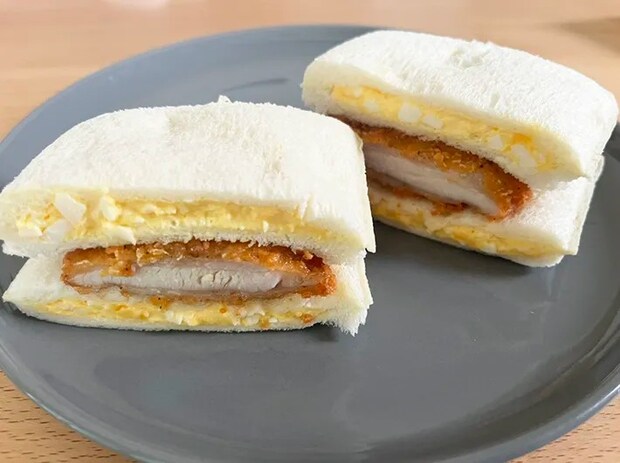 ファミチキとランチパックの写真（撮影：grape編集部）