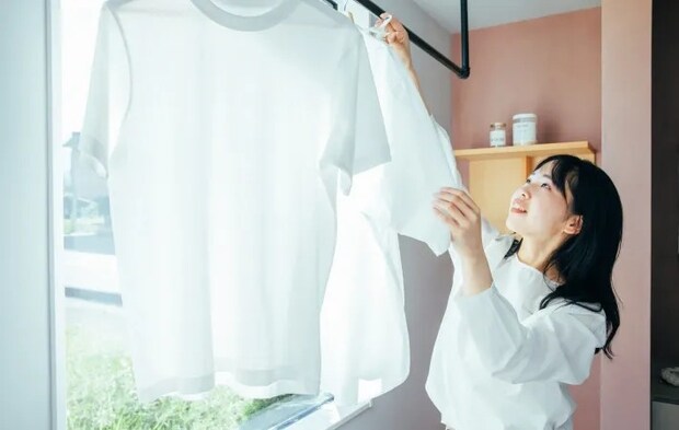 シャツを洗濯している様子