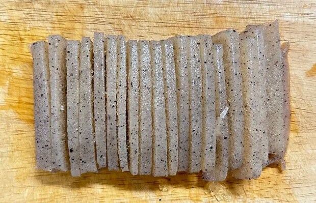 冷凍したこんにゃくをカット（撮影：grape編集部）