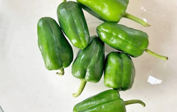 『ピーマン丸ごと天ぷら』を作る写真