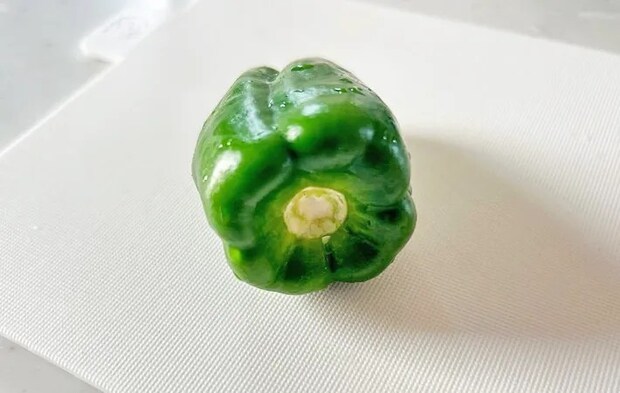 『ピーマン丸ごと天ぷら』を作る写真