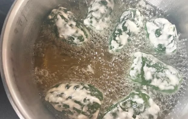 『ピーマン丸ごと天ぷら』を作る写真