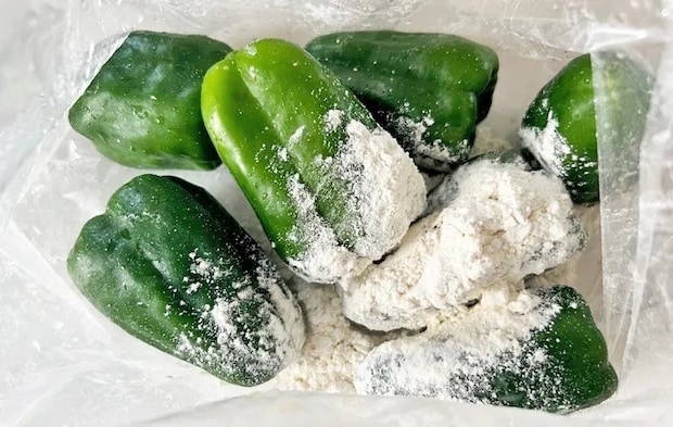 『ピーマン丸ごと天ぷら』を作る写真