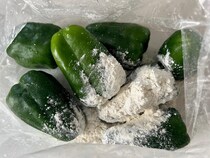 見た目のインパクトも抜群！　丸ごと揚げるピーマンレシピが目からウロコ