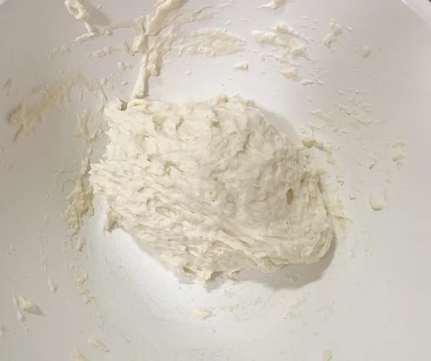 生地をこねる（撮影：grape編集部）