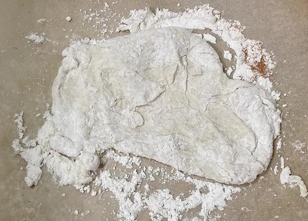 生地を広げる（撮影：grape編集部）