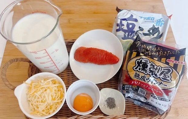 『背徳カルボナーラらーめん』の材料写真