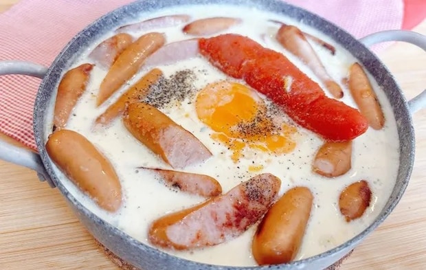 『背徳カルボナーラらーめん』を作る写真