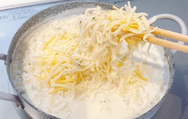 『背徳カルボナーラらーめん』を作る写真