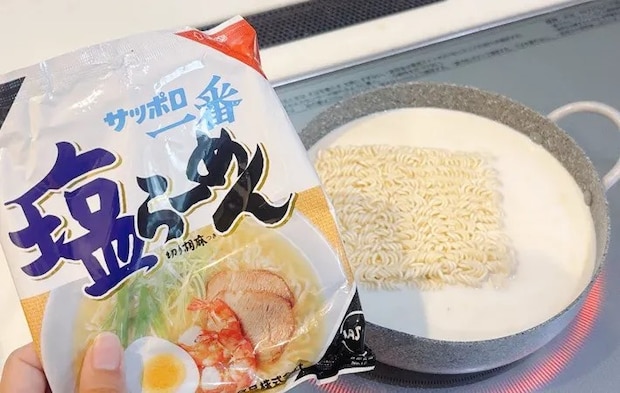 『背徳カルボナーラらーめん』を作る写真