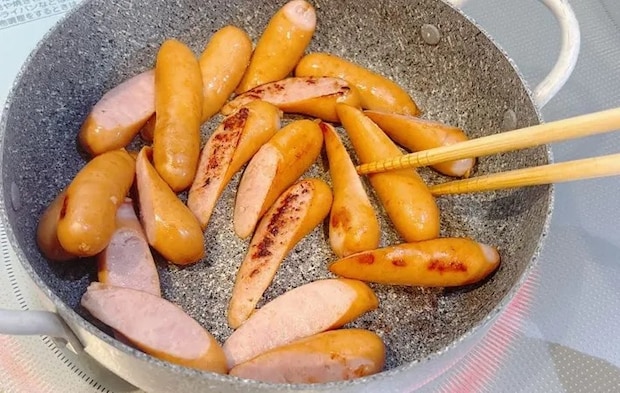 『背徳カルボナーラらーめん』を作る写真