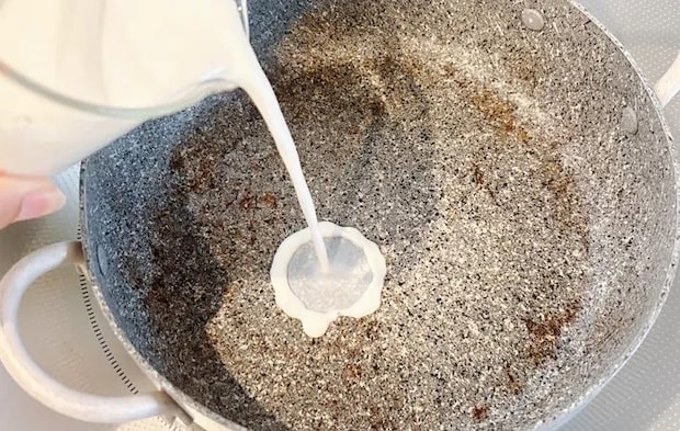 『背徳カルボナーラらーめん』を作る写真