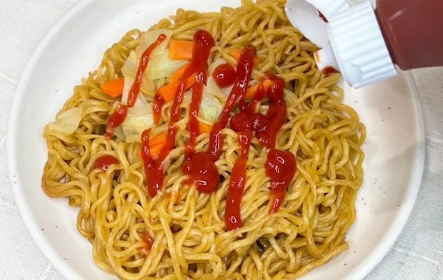 『ケチャップ＆粉チーズ ナポリタン焼そば』を作る写真