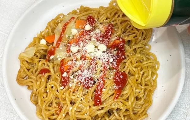 『ケチャップ＆粉チーズ ナポリタン焼そば』を作る写真