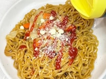 ケチャップと粉チーズだけ？　『冷凍焼きそば』で作るナポリタン風アレンジ