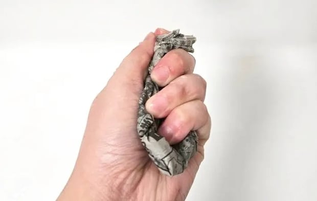 新聞紙で玄関掃除をする写真