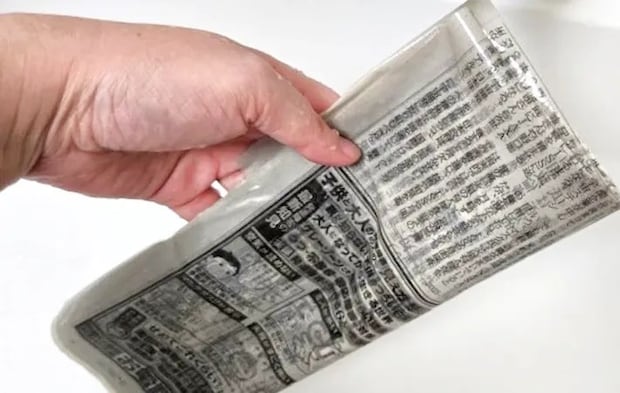 新聞紙で玄関掃除をする写真