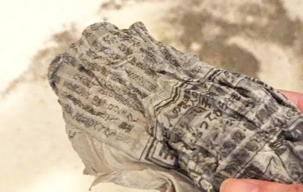 新聞紙で玄関掃除をする写真