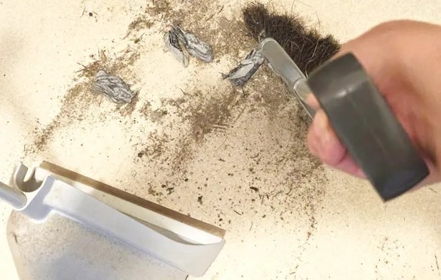 新聞紙で玄関掃除をする写真