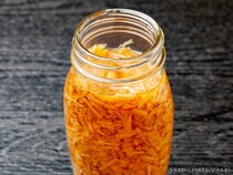 絶対にやめて！　瓶詰食品への『直箸』、厚生労働省が注意喚起