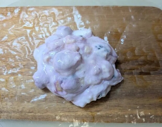 ライスペーパーにクリームを載せた写真（撮影：grape編集部）