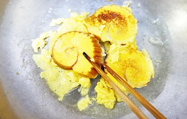 『伊達巻のフレンチトースト』を作る写真（撮影：エニママ）