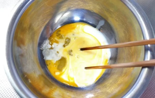 『伊達巻のフレンチトースト』を作る写真（撮影：エニママ）