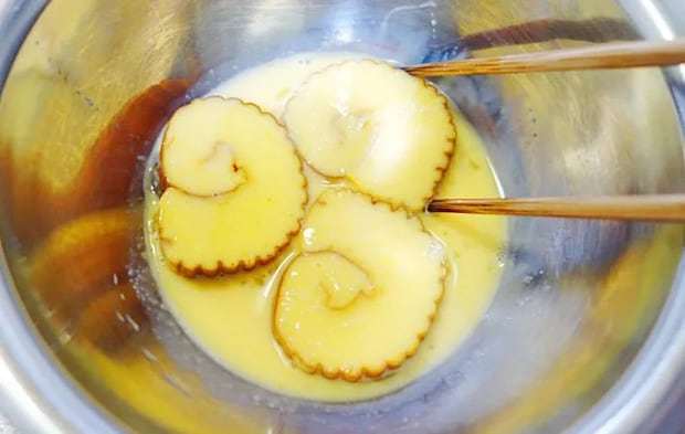 『伊達巻のフレンチトースト』を作る写真（撮影：エニママ）