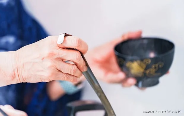 お椀と手の写真