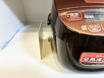 炊飯器にブックエンドを差し込むと…　便利な『収納アイディア』に「早く知りたかった」