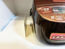 炊飯器にブックエンドを差し込むと…　便利な『収納アイディア』に「早く知りたかった」