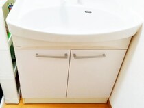 洗面台下につっぱり棒を2本渡すと？　完成した『収納』に「すごい！」「早速やる」【収納テク4選】