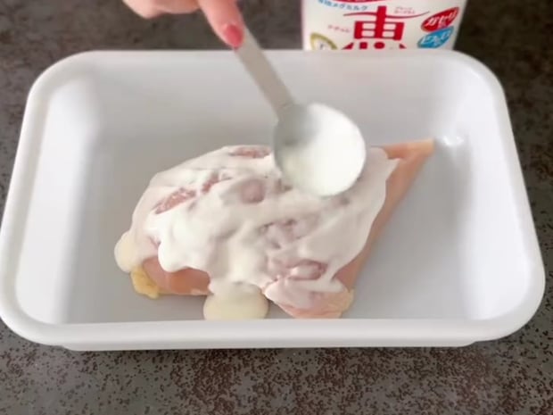 パサパサの鳥胸肉にかけたのが…　ふっくらと柔らかくなる『裏ワザ』に「え、やってみたい！」