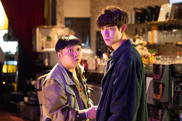 『夫に間違いありません』に出演する宮沢氷魚さんが写る場面写真