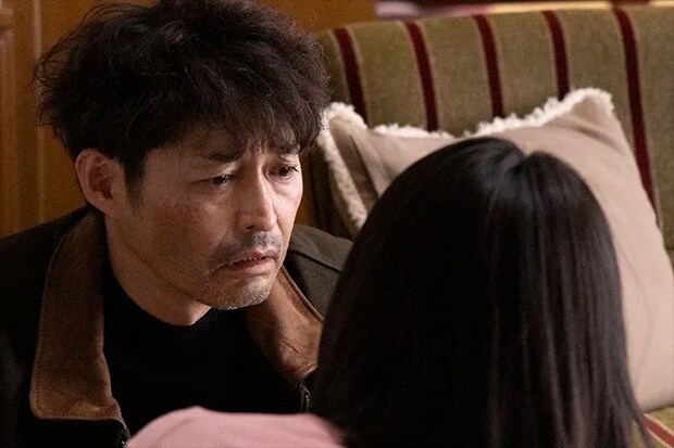 『夫に間違いありません』に出演する安田 顕さんが写る場面写真