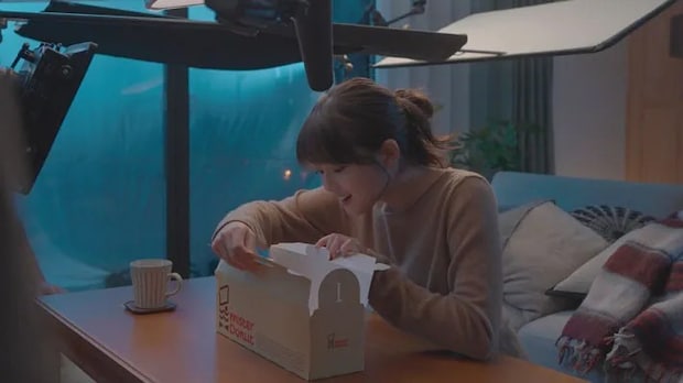 TVCM「Mister Donut×GODIVA 「甘やかしていい日。」篇」（15秒）写真