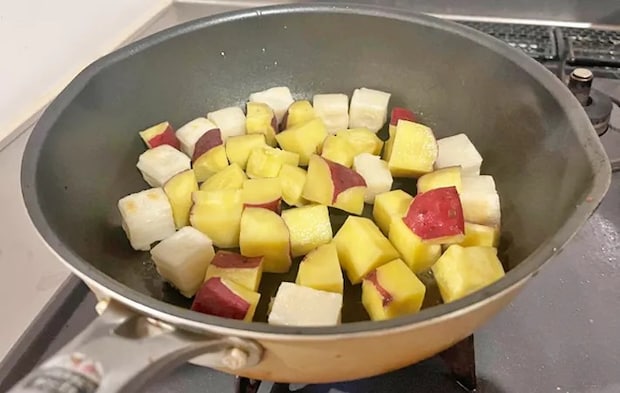 『大学芋餅』を作る写真（撮影：エニママ）