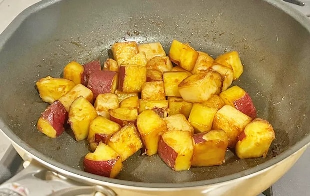 『大学芋餅』を作る写真（撮影：エニママ）